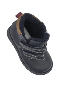 Bota de cuero negra con dos correas de velcro, un acento de ante marrón en el collar y un forro de felpa azul marino para calidez y confort.