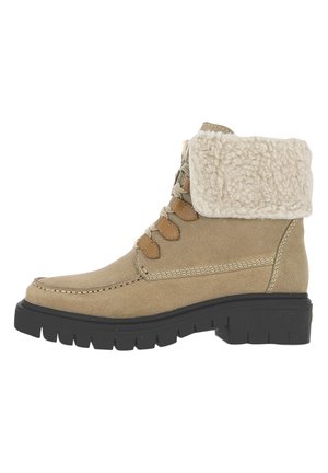 Botín de ante color beige con un puño de piel sintética blanca, que presenta cordones marrones, costuras en contraste y una suela de goma negra gruesa.