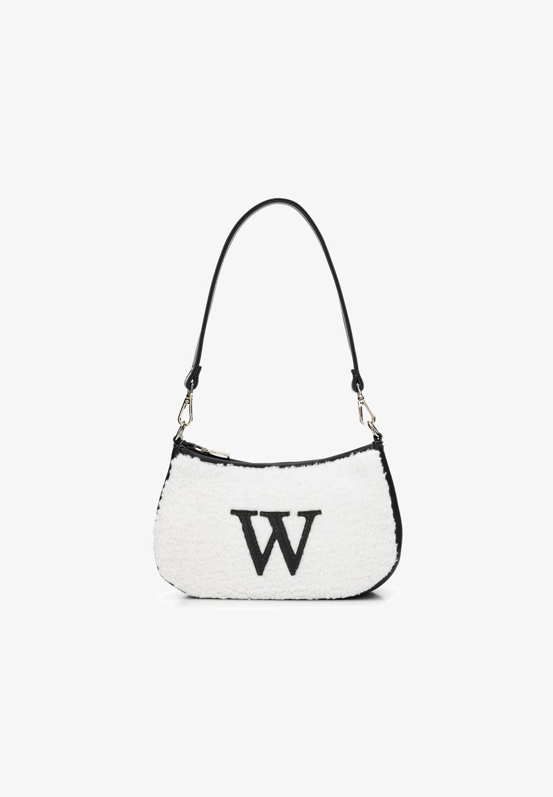 Borsa in finta pelliccia bianca con una forma curva, rifiniture in pelle nera e tracolla. Presenta un prominente logo "W" nero sul davanti.