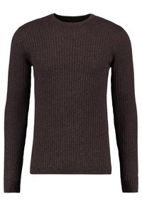 Pull en maille côtelée marron à manches longues et col rond, avec un tissu texturé et une silhouette ajustée.