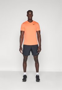 Nike Performance TOP - T-skjorte til trening - light wild mango/black