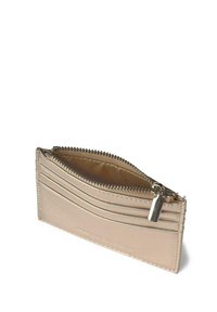 Metalen gouden portemonnee met een licht gestructureerd oppervlak, voorzien van een ritsluiting en meerdere kaartsleuven aan één kant.