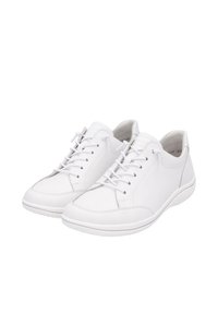 Baskets en cuir blanc avec une finition texturée, présentant un design à lacets, un bout rond et une semelle rembourrée pour le confort.