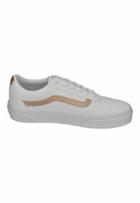 Zapatilla blanca con un upper de cuero suave, franja lateral en rosa pálido, suela de goma plana y diseño clásico de cordones.