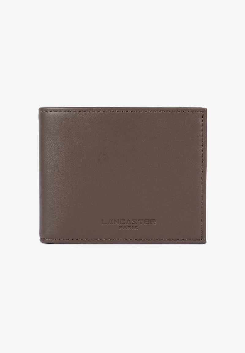 Portefeuille bifold en cuir marron Lancaster Paris avec logo embossé sur le devant et coutures visibles le long des bordures.