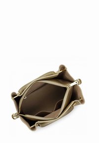 Sac à main en cuir beige avec des accessoires dorés, comportant des compartiments zippés et un extérieur texturé. L'intérieur possède des poches de rangement.