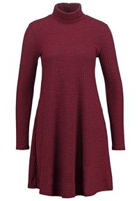 Robe bordeaux côtelée avec col montant, manches longues et un ourlet évasé. Fabriquée en tissu texturé avec des motifs subtils.