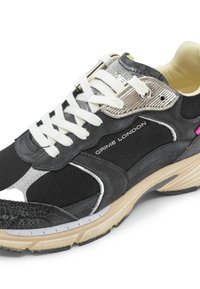 Sneaker neri e grigi realizzati in materiali mesh e suede, con lacci bianchi, dettagli metallici e suola in gomma con texture.