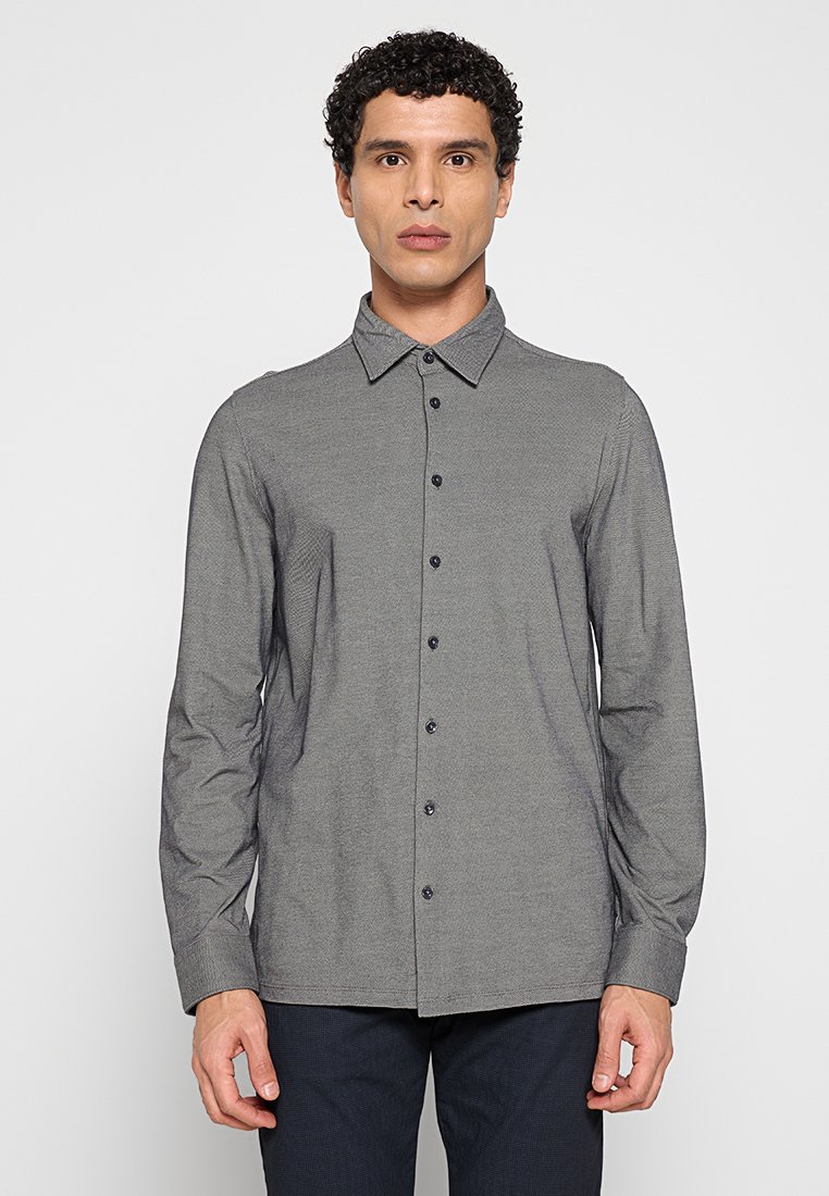 Grijs overhemd met lange mouwen en knopen, voorzien van een gestructureerde kraag, subtiele textuur en donkere knopen. Geen zichtbare patronen of accenten.