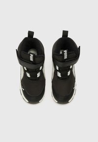 Sneakers alte nere con tomaia in tessuto testurizzato, collo imbottito, cinturino regolabile e dettagli bianchi sulla suola.