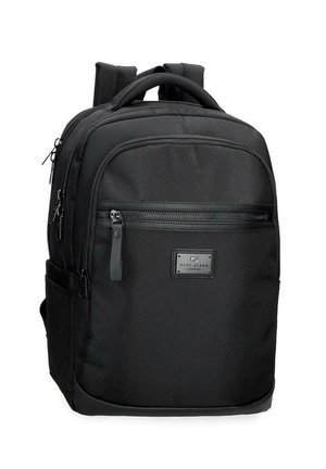 Zaino nero in nylon con spallacci imbottiti, tasca frontale con cerniera, maniglia superiore, tasche laterali e una piccola etichetta rettangolare del marchio sul davanti.