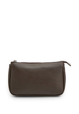 Borsello in pelle marrone scuro con trama, con zip superiore e piccolo cursore in metallo su sfondo bianco.