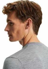 Grauer Strickpullover, runder Halsausschnitt, leichtes Material, dezente Struktur, auffällige Schulternaht, getragen von einem männlichen Model, seitlich betrachtet.
