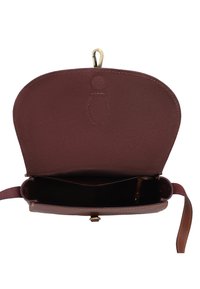 Gusti Leder WIEBKE - Ülerinna-kott - brown