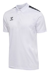 Polo blanc à manches courtes avec logo hummel noir sur la poitrine et bandes chevrons noires sur les épaules, col à patte de boutonnage trois boutons.