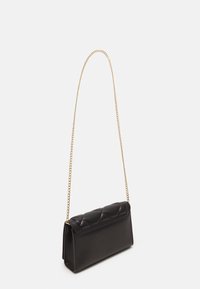 Svart läderaxelväska med quiltat mönster, guldkedjesnodd, rektangulär form och slät yta.