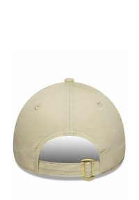 Beige Baseballkappe mit rundem Kopf, verstellbarem Stoffband und Metallschnalle. Glatte Stoffstruktur mit Steppnähten und Knopf oben.