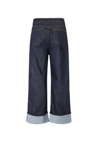 Tmavě modré džínové kalhoty s širokým střihem. Mají ohrnuté manžety z světle modrého denimu a pět kapsového stylu. Viditelné kontrastní švy.