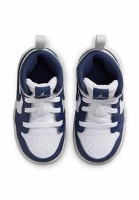 Sneakers bianchi e blu navy con una tomaia perforata, fodera in tessuto testurizzato, lacci e un'etichetta con il logo sulla linguetta.