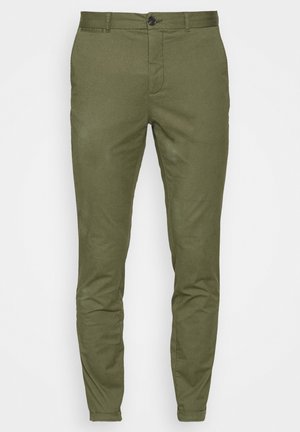 Chinos verde oliva con un diseño ajustado, que presentan un cierre frontal con botón, presillas para cinturón y una textura de tela suave y de peso medio.