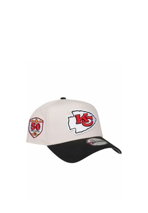 Cappellino bianco e nero dei Kansas City Chiefs con logo rosso "KC" sul davanti e toppa del 50º anniversario sul lato.