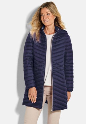 Marineblauwe pufferjas met chevron-quilting, een ritssluiting aan de voorkant en een capuchon. Lichtgewicht materiaal, knielange uitstraling en slim fit.