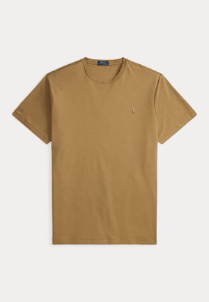 Hnedé tričko s krátkymi rukávmi a okrúhlym výstrihom s malým vyšitým logom Polo Ralph Lauren na ľavej strane hrudníka.