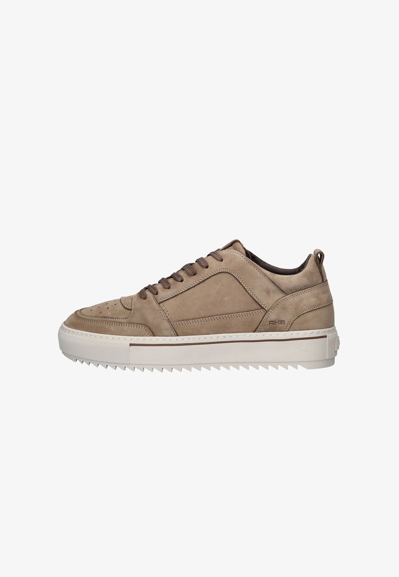 Beige suède sneaker met gevoerd kraag, vetersluiting aan de voorkant, geperforeerde teen en witte zigzagzool. Heeft gestikte accenten en logo-detail.