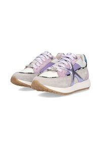Sneakers realizzati con una combinazione di materiali in suede e mesh, nei colori pastello, principalmente lavanda e grigio, con una suola in gomma texturizzata e dettagli decorativi.
