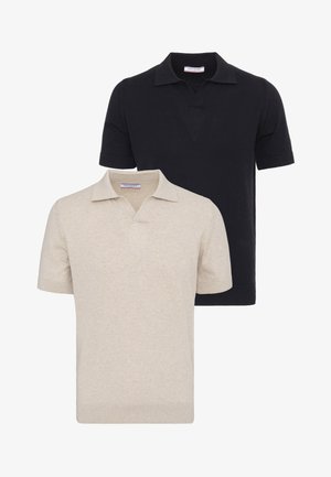 Dvě pletená polokošile s krátkým rukávem, jedna béžová vpředu a jedna černá vzadu, obě s otevřeným límcem a žebrovanými lemy.