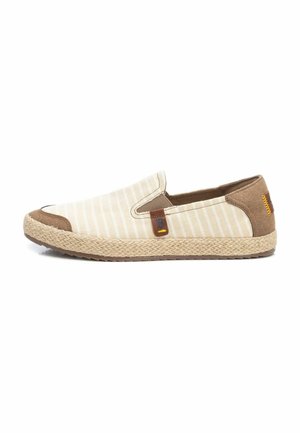 Zapatos slip-on beige con rayas blancas, con detalles en ante marrón en la punta y el talón, y una suela de yute trenzado para añadir textura.