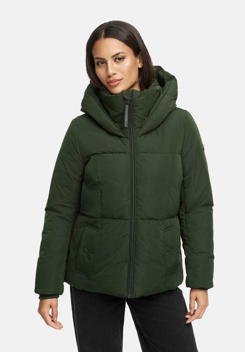Grüne Pufferjacke mit hohem Kragen, Frontreißverschluss, seitlichen Taschen und einer leicht gepolsterten Textur, entworfen für Wärme und Komfort.