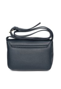 Borsa a tracolla in pelle nera texturizzata con forma piatta, tracolla regolabile e design semplice e sobrio. Dotata di una tasca posteriore.