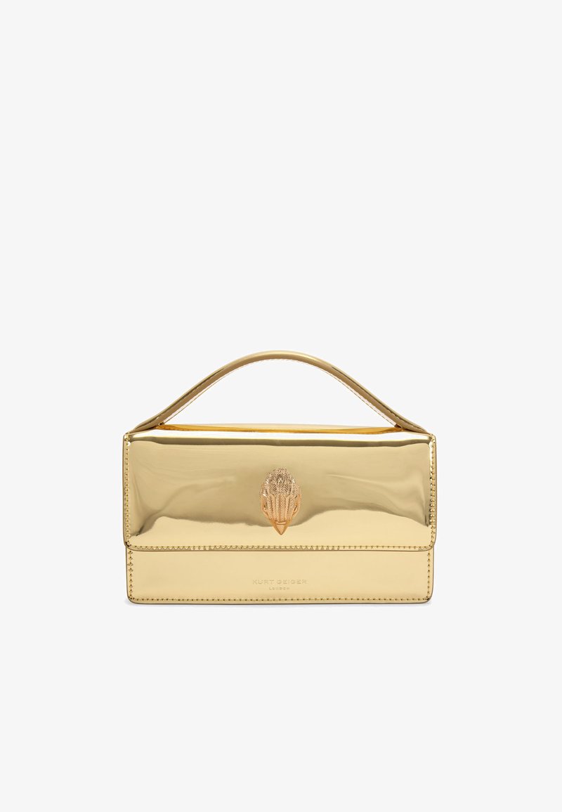 Sac à main métallique doré avec une forme structurée, une texture lisse et un emblème décoratif bien en vue à l'avant. Dispose d'une poignée supérieure.