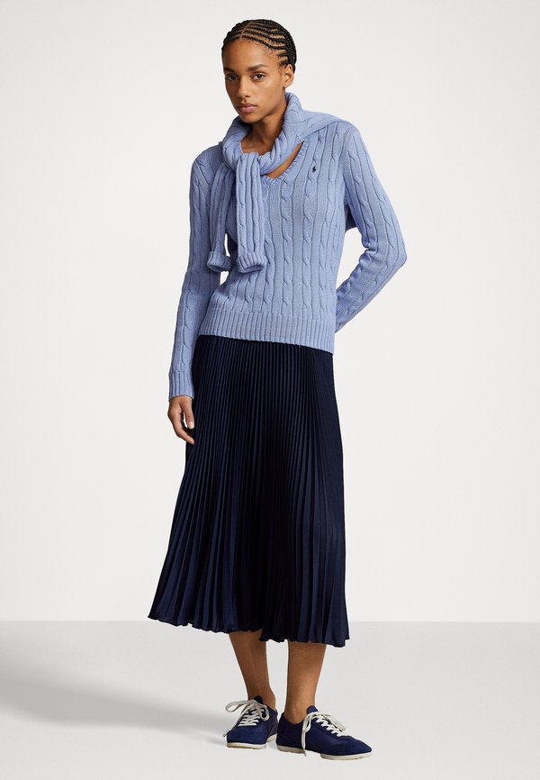 CABLE KNIT COTTON V NECK SWEATER - Jumper - blau2