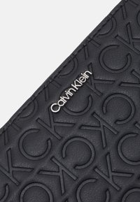 Calvin Klein MUST WALLET EMBOSSED - Geldbörse - black