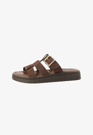 Hnědá kožená sandála s překříženými pásky, kovovou přezkou, polstrovanou stélkou a texturovanou gumovou podrážkou. Klasický design a neutrální barva.