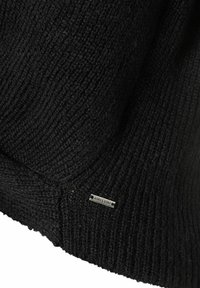Zwarte gebreide trui met een geribbeld textuur en een klein metallic label met de tekst "MORE & MORE" aan de zijkant.
