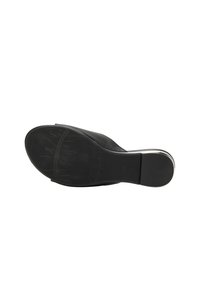 Sola di scarpa nera con tacco alto, texture liscia, design curvo e un'accattivante finitura lucida vicino al tallone. Presenta un motivo di battistrada dettagliato per una migliore aderenza.