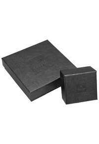 Schwarze Präsentationsboxen, eine große und eine kleine, aus strukturiertem Material mit dem eingeprägten Logo "KUZOI" auf der Oberfläche.
