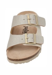 Glitzernde silberne Schnallensandalen mit zwei verstellbaren Riemen, Korkfußbett und einer hellbeigen Sohle. Geeignet für legere Anlässe.
