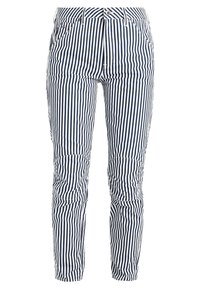 Marinblå och vita randiga byxor med smal passform, som har dragkedja, framfickor och pedal detaljer vid knäna. Tillverkade av bomullsblandning.