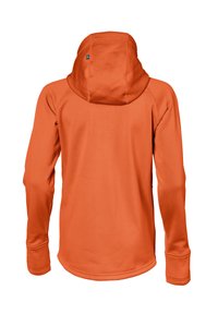 Orange hoodie med en struktureret overflade, der har høj krave og hætte. Inkluderer ribbede manchetter og et lille accentmærke nær halsen.