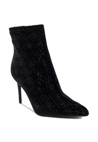 Stivale alla caviglia nero realizzato in velluto testurizzato, caratterizzato da un motivo a diamante, punta affusolata e tacco a stiletto.