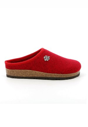 Zoccolo in lana rossa con suola in sughero, caratterizzato da punta rotonda e piccolo accento del logo metallico. Parte superiore in tessuto morbido e forma sagomata.