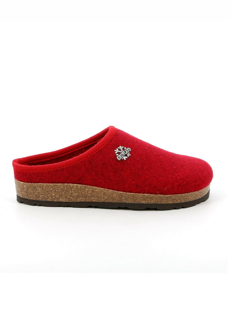 Zoccolo in lana rossa con suola in sughero, caratterizzato da punta rotonda e piccolo accento del logo metallico. Parte superiore in tessuto morbido e forma sagomata.