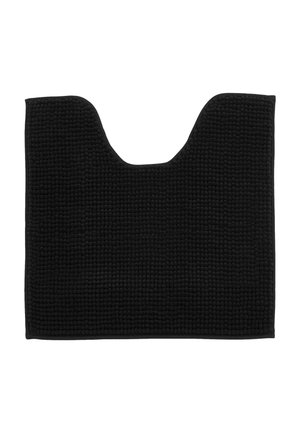 Alfombra de baño de contorno rectangular negra con tejido texturizado en bucle y un corte en forma de U en un lado para ajustarse alrededor de la base del inodoro.