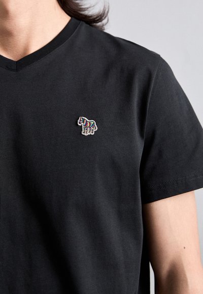 T-shirt noir en coton avec un design col en V, orné d'un petit logo de cheval brodé multicolore sur le côté gauche de la poitrine.