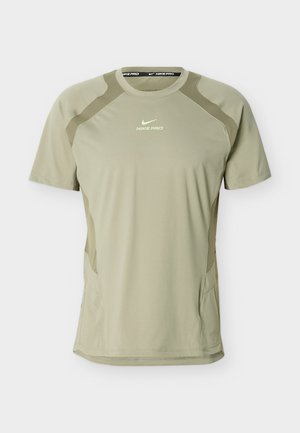 Lichtgroen Nike Pro sportshirt met korte mouwen, meshpanelen op de schouders en zijkanten, ronde hals en Nike-logo op de borst.