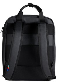 Sac à dos noir avec double bretelles réglables, poignée supérieure et tissu texturé. Présente un petit accent coloré sur le côté.